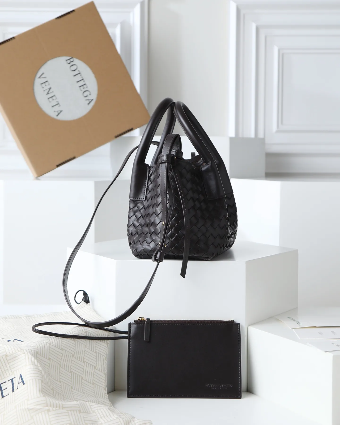 1000. BOTTEGA VENETA's 2025 new product pinacoteca has super soft leather, and the weaving function, practicality and relaxed fashion sense have not been lost ❤️‍🔥Amway is a must-have bag for sisters when going out. The size also accurately meets the commuting needs of urban beauties, and it can fit everything! ! ! 🔥The capacity should not be underestimated~ It doesn’t pick the person, the occasion, or the occasion. With its majestic curved outline, exquisite woven texture, delicate edges and rounded handles, this woven vegetable basket bag truly achieves the goal of “dressing up and being fashionable without getting in the way”~ Are you interested in Jimei? Style number: 819004 Size: 24*15*12cm